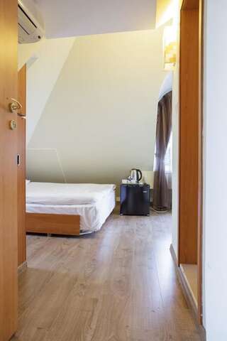Отель Hotel Duchess Варна Двухместный номер в мансарде с 1 кроватью или 2 отдельными кроватями-2